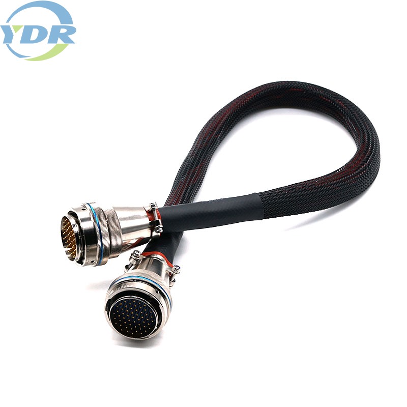 Iz katerih delov je sestavljen žični konektor?